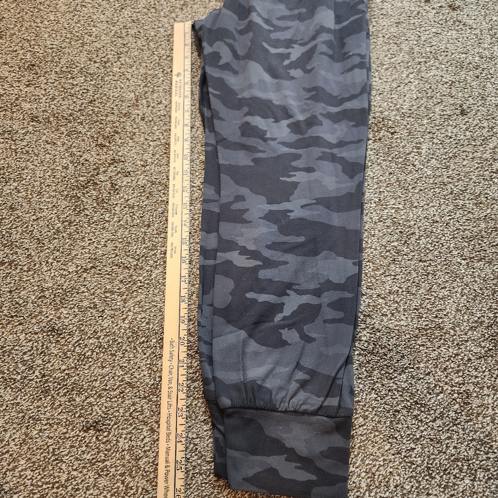 Athleta Salutation Camo Jogger Size Medium - Picture 9 of 9